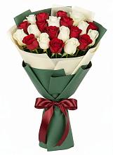 Букет Микс из красных и белых роз в Заречном Свердловской области