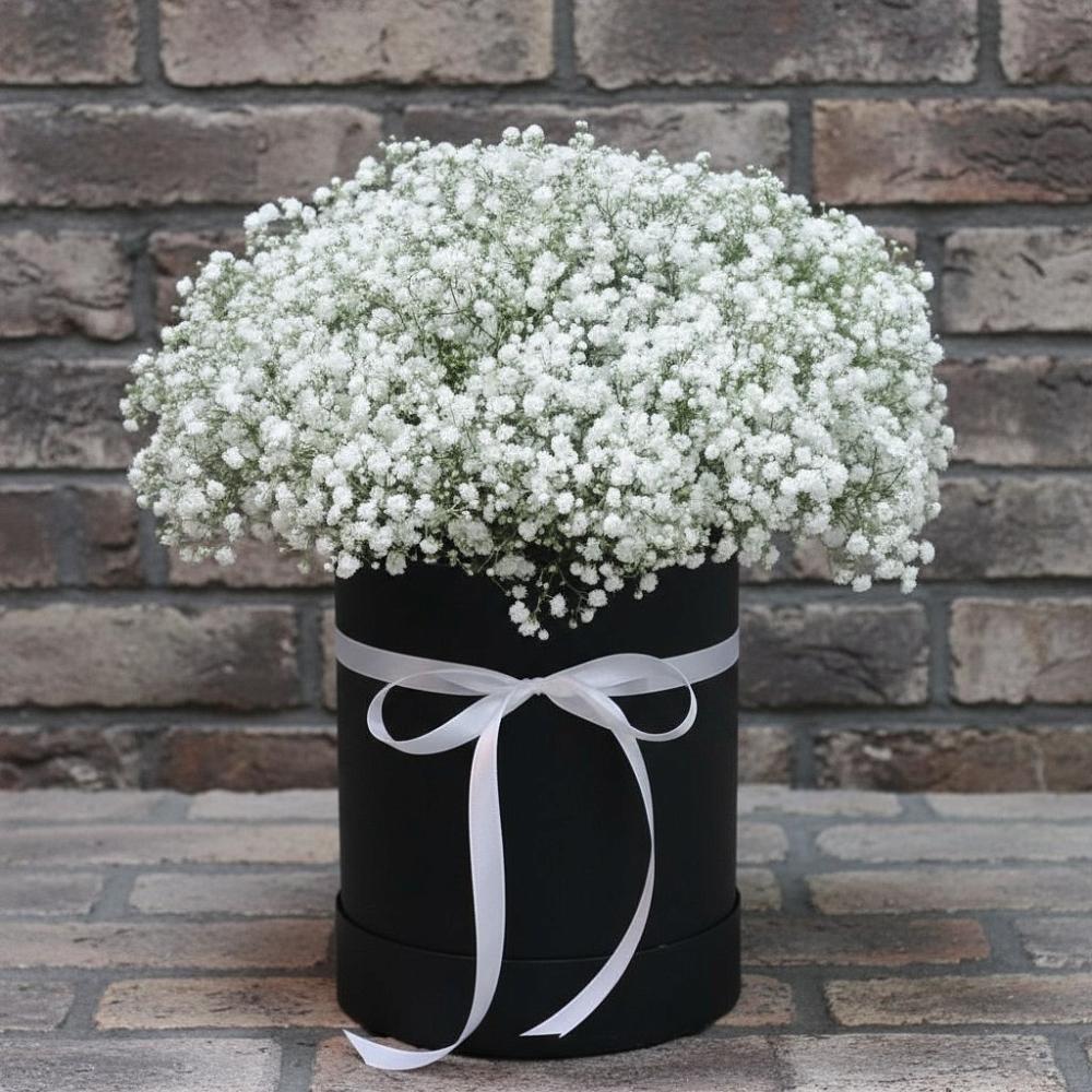 Цветочная композиция из Гипсофила в шляпной коробке в Заречном Свердловской области