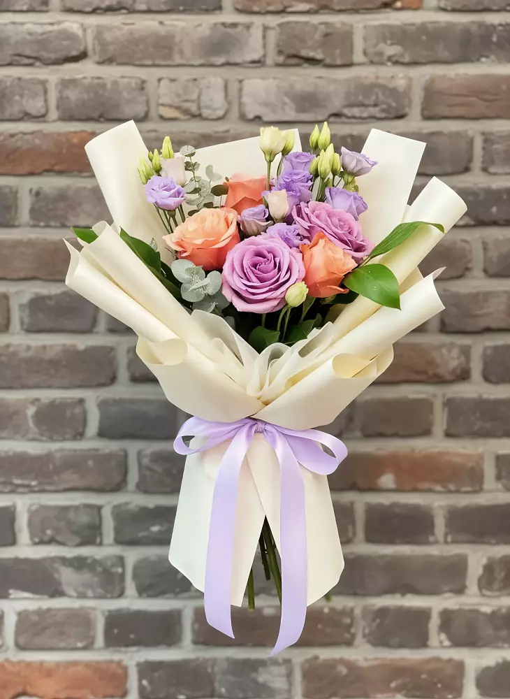 Букет цветов из: Лизиантусы и Розы в Заречном Свердловской области