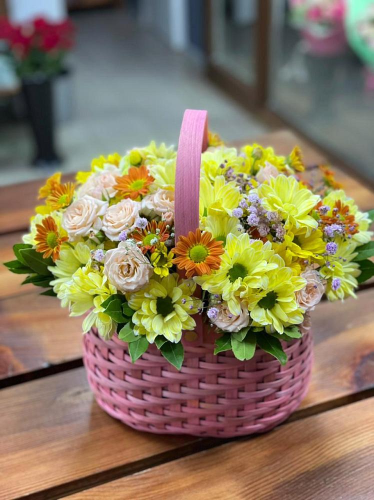 Цветочная композиция из Хризантемы и Розы в корзине в Заречном Свердловской области