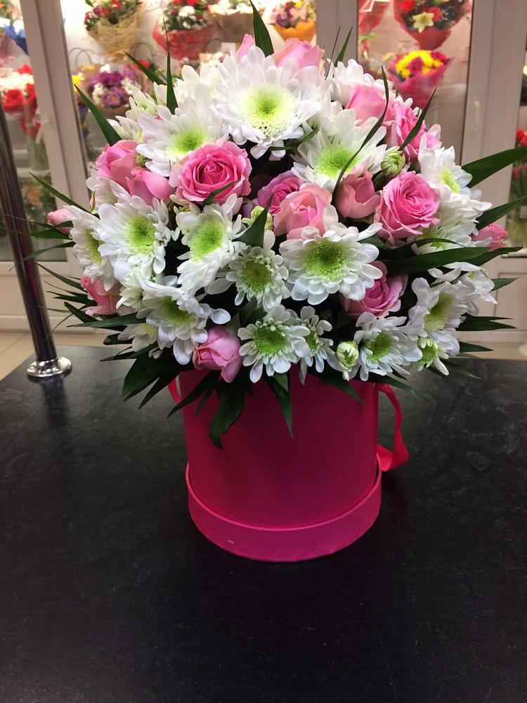 Цветочная композиция из Розы и Хризантемы в шляпной коробке в Заречном Свердловской области