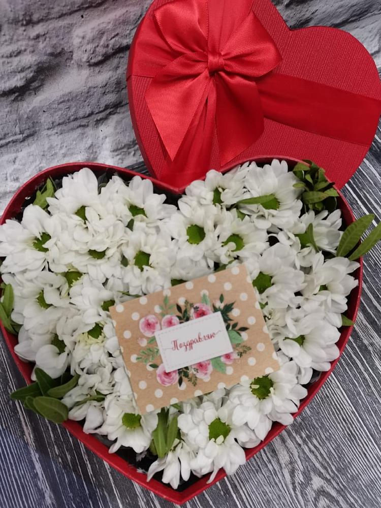 Цветочная композиция из Хризантемы в виде сердца в Заречном Свердловской области