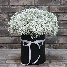 Цветочная композиция из Гипсофила в шляпной коробке в Заречном Свердловской области