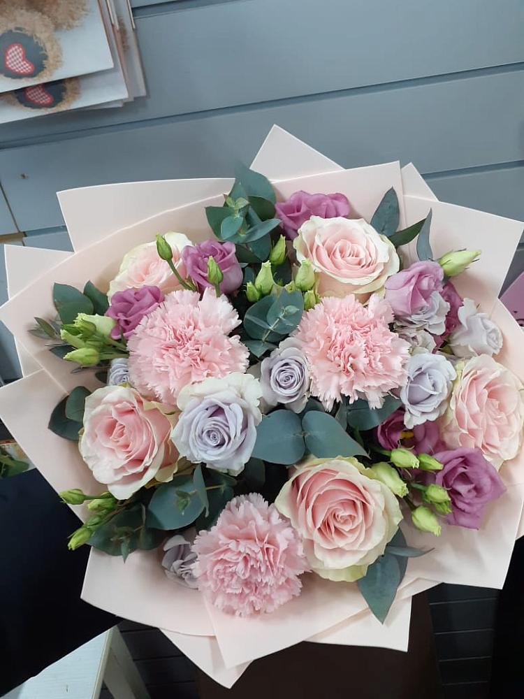 Букет цветов из: Розы, Гвоздики и Лизиантусы в Заречном Свердловской области